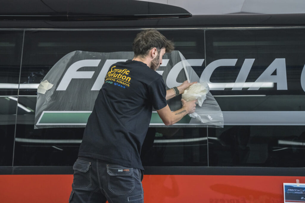Applicazione di grafica adesiva su treno